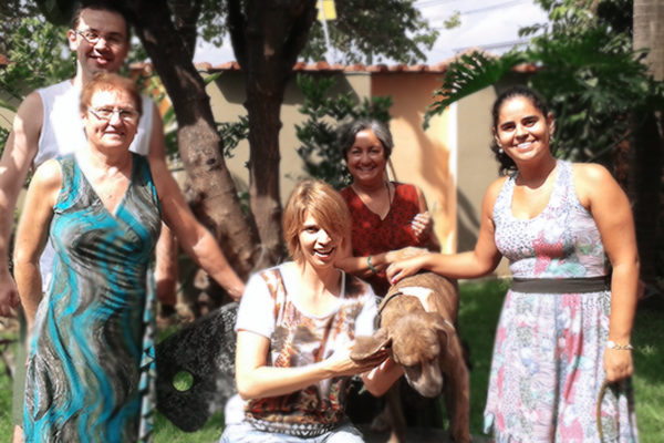 со своей хозяйкой из Сан-Паулу Жизель (впереди с собакой) после традиционного бразильского воскресного обеда с Фабио