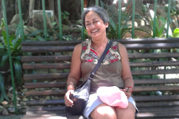 Адити отдыхает на скамейке в парке Флорианополиса, Бразилия, после прогулки по красивому городу пляжей с Марией Изабель, матерью бразильского журналиста, с которым она познакомилась в Швеции в 1999 году. 