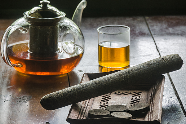 Палочка бамбукового чая, нарезанная на монеты, чтобы сделать новый чайник. 