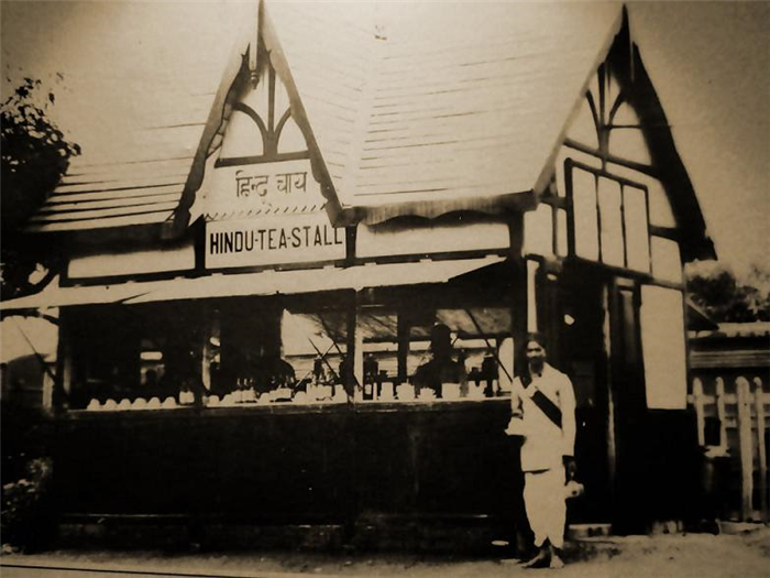 Чайный ларек на платформе вокзала в 1930-х годах. Архивная фотография, любезно предоставленная Равиндрой Бхалерао 