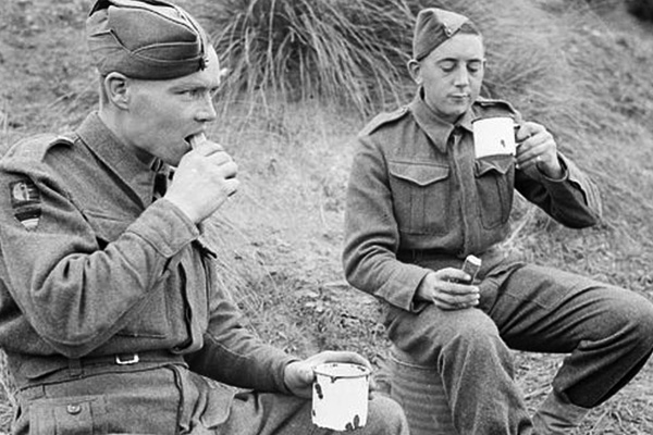 Британские солдаты со своим чаем.