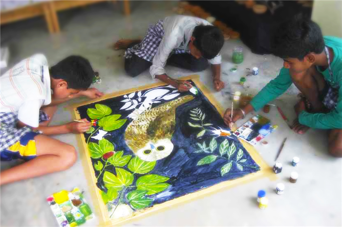 Студенты HTHNA заняты созданием художественного произведения в школе. Любезно предоставлено Хемлатой Прадхан