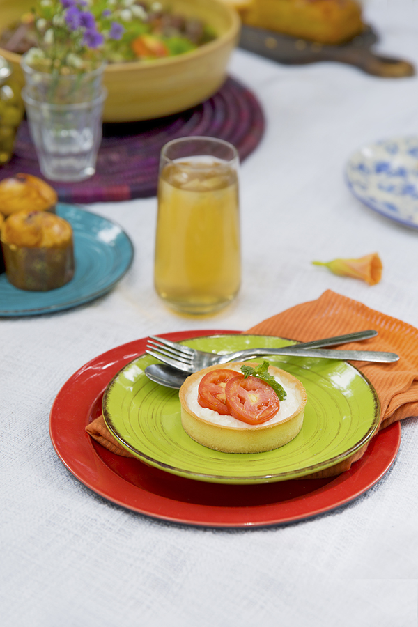 Свежий, освежающий вариант тарталеток к чаю, эти мини-тарталетки с томатной рикоттой - гарантированный шок-стоппер на любом летнем столе!